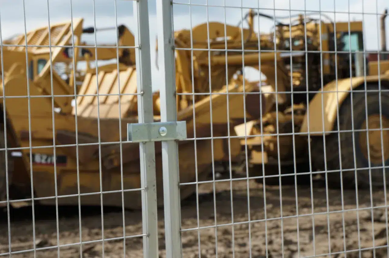 A heavy-duty fence with a super clamp secures a large construction site in Alberta.